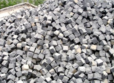 What are the crushing equipment used for the ore in the railway ballast?